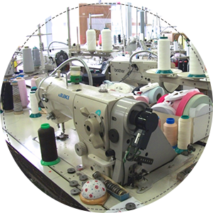 教育プログラムのある中国工場で縫製
